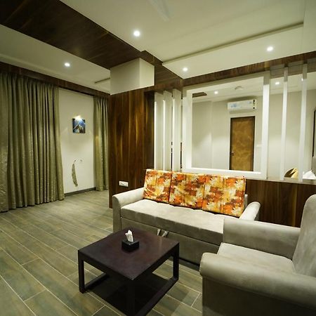 Hotel The Royal Inn Baramati Kültér fotó