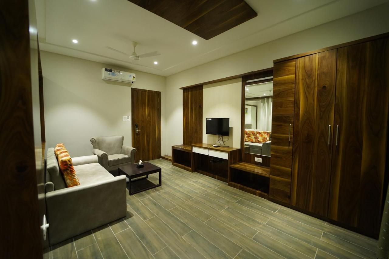 Hotel The Royal Inn Baramati Kültér fotó