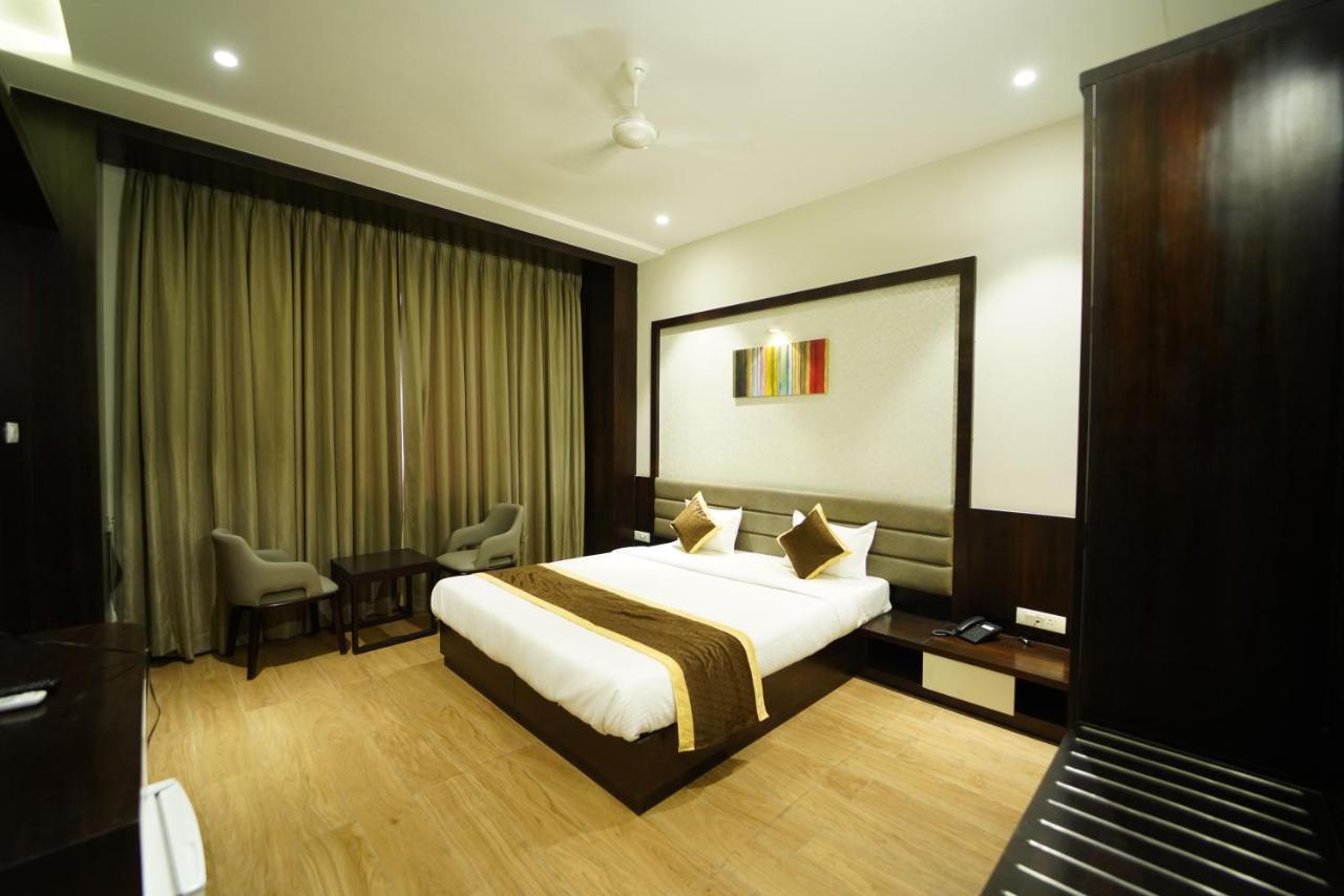 Hotel The Royal Inn Baramati Kültér fotó