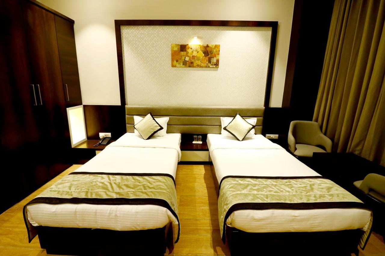 Hotel The Royal Inn Baramati Kültér fotó
