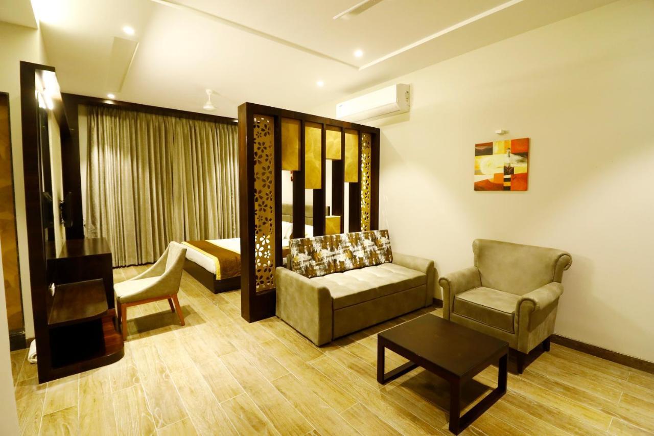 Hotel The Royal Inn Baramati Kültér fotó