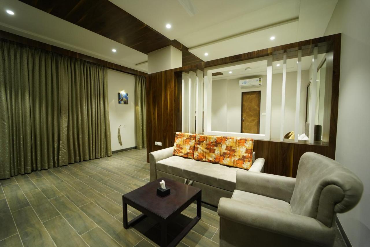 Hotel The Royal Inn Baramati Kültér fotó