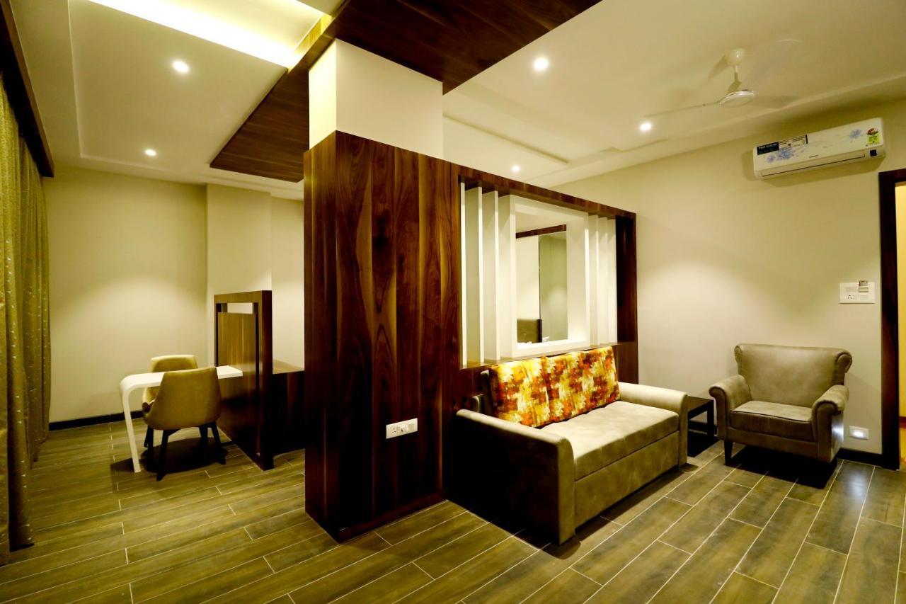 Hotel The Royal Inn Baramati Kültér fotó